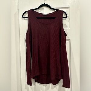 Missing shoulder long sleeve shirt